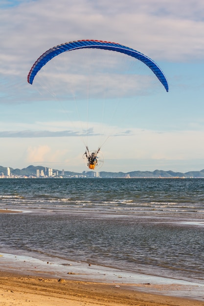 Gleitschirmfliegen am Himmel über dem Meer