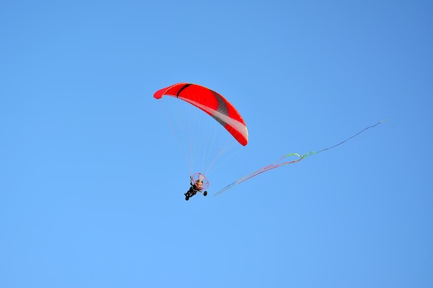 Gleitschirmfliegen am Himmel