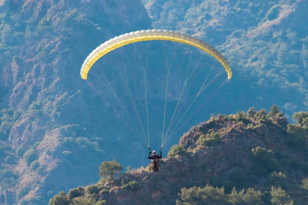 Gleitschirmfliegen am Himmel