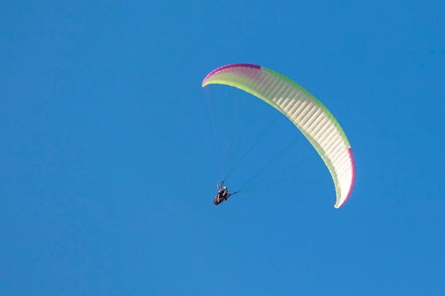 Gleitschirmfliegen am Himmel