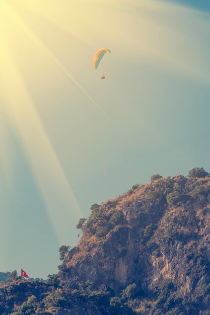 Gleitschirmfliegen am Himmel