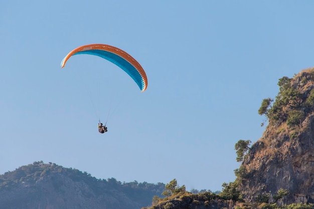 Gleitschirmfliegen am Himmel