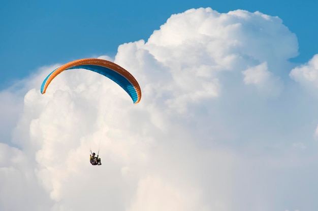 Gleitschirmfliegen am Himmel