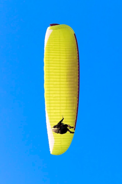 Gleitschirmfliegen am Himmel