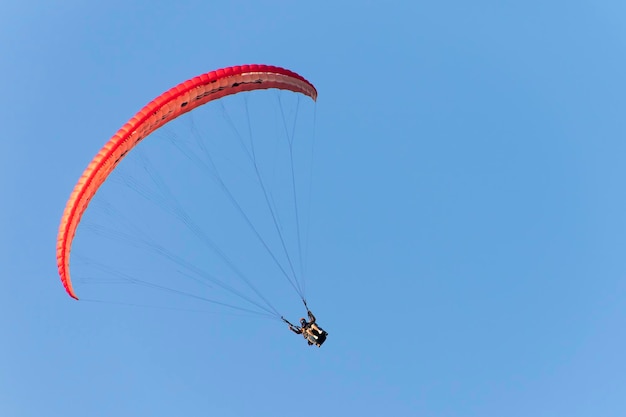 Gleitschirmfliegen am Himmel