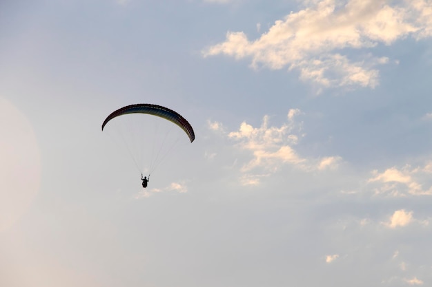 Gleitschirmfliegen am Himmel