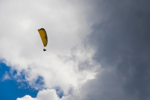 Gleitschirmfliegen am Himmel