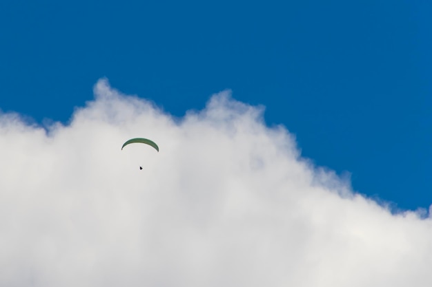 Gleitschirmfliegen am Himmel