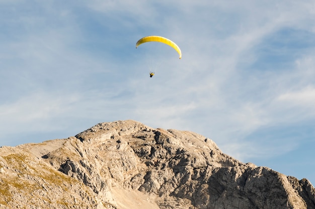 Gleitschirmfliegen im blauen Himmel