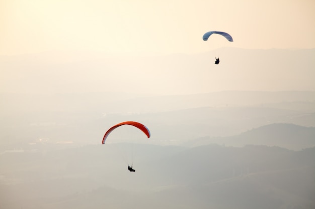 Gleitschirmfliegen im brasilianischen Himmel