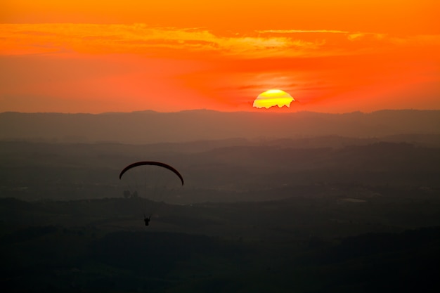 Gleitschirmfliegen im Sonnenuntergang