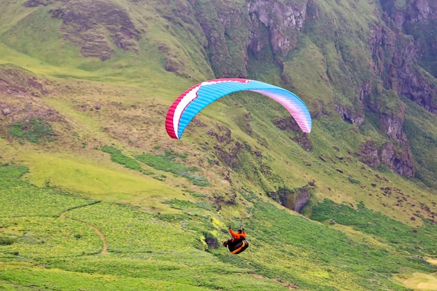Gleitschirmfliegen in Island. Natur und Orte für wundervolle Reisen