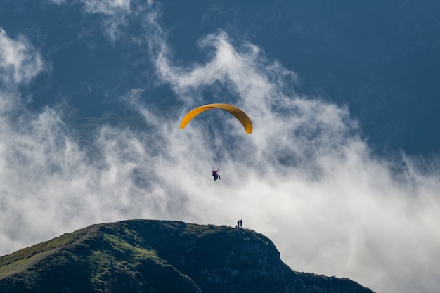 Gleitschirmfliegen über den Wolken