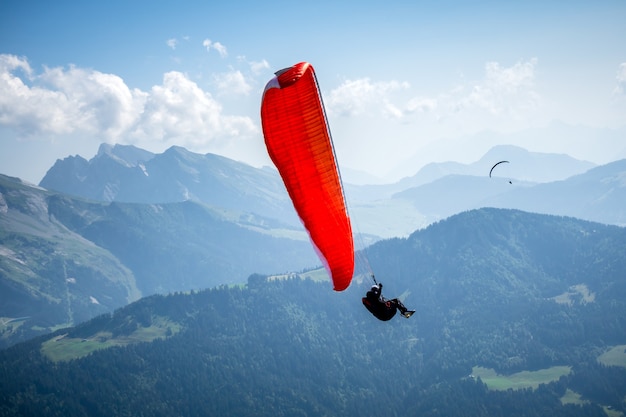 Gleitschirmflug in den Bergen. Le Grand-Bornand, Haute-Savoie, Frankreich