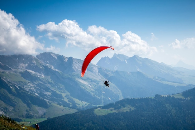 Gleitschirmflug in den Bergen. Le Grand-Bornand, Haute-Savoie, Frankreich
