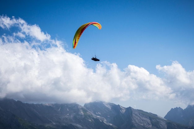 Gleitschirmflug in den Bergen. Le Grand-Bornand, Haute-Savoie, Frankreich