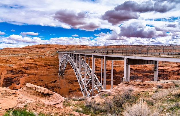 Glen Canyon Dam Bridge, un puente de arco de acero sobre el río Colorado en Arizona, Estados Unidos