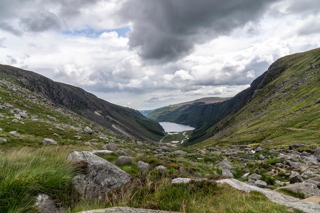 Glendalough Lago superior, valle de Glenealo, Wicklow way, Condado de Wicklow, Irlanda.