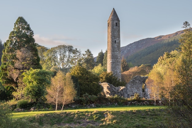 Foto glendalough runder turm aus glimmerschiefer mit granit durchsetzt