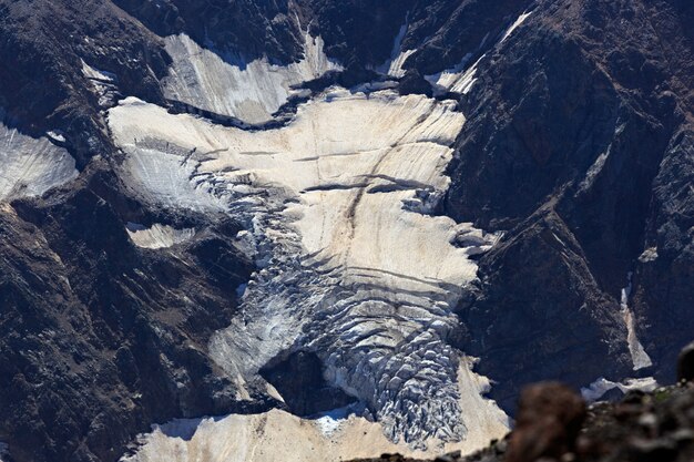 Gletscher am Hang des Mount Elbrus im Nordkaukasus in Russland.