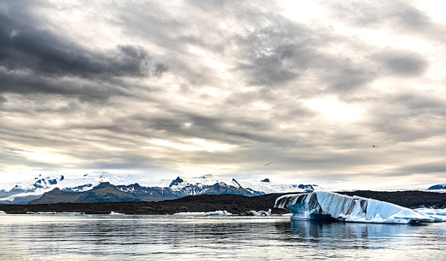 Gletscherlagune in Jokulsarlon Island während des Sonnenuntergangs