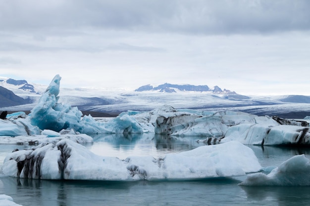 Gletschersee Jokulsarlon, Island. Auf dem Wasser schwimmende Eisberge. Island Landschaft