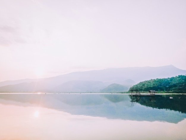 Gletschersee und Floß schwimmen im See mit Berghintergrund