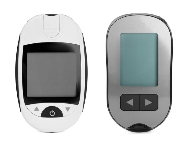 Glicosímetros digitais em colagem de fundo branco Controle de diabetes