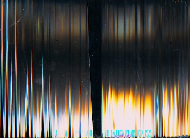 Glitch-Overlay Staubkratzer-Textur Alter Filmdefekt Beunruhigtes Display Bunte orange-blaue Rauschartefakte auf dunkelschwarzer schmutziger Bildschirmoberfläche mit Flecken