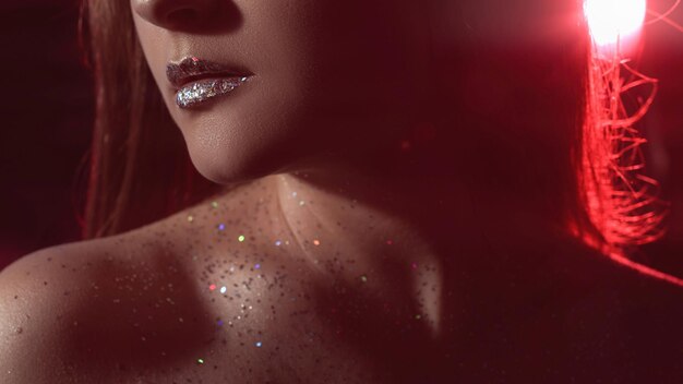 Glitter Make-up Glamour Look Frau glänzende Haut Lippen