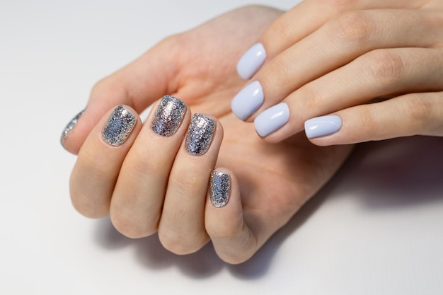 Glitter nals Perfecta manicura brillante Primer plano de manos femeninas con uñas brillantes