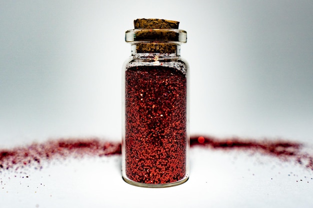 Glitzerglas, dekoratives rotes Glanzglas, schimmernde Juwelen