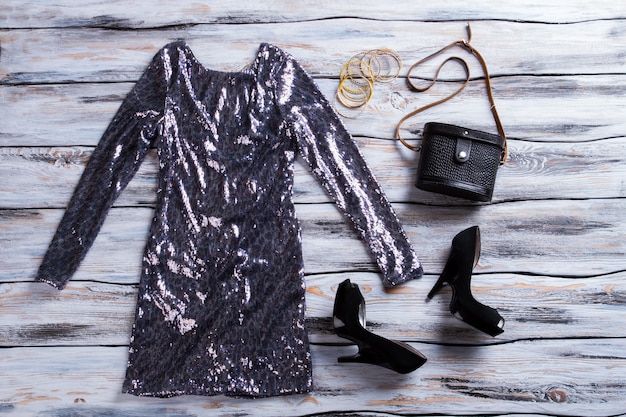 Foto glitzerndes kleid mit langen ärmeln, schwarzen absatzschuhen und handtaschen-abend-outfit-idee für glamouröse mädchen ...