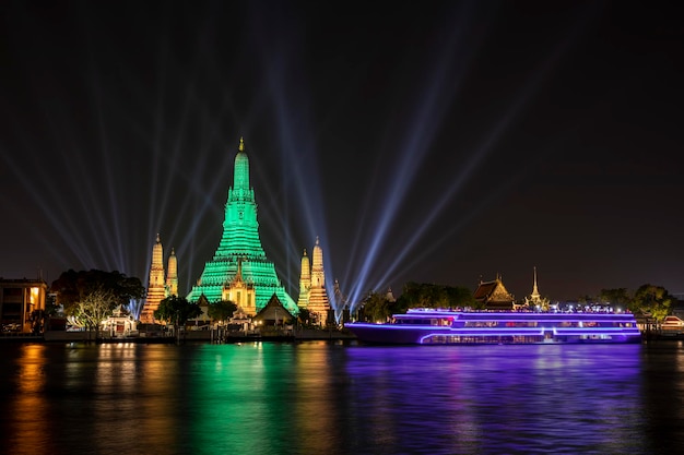 Global Greening Program 2021 Em comemoração ao Dia Nacional da Irlanda (Dia de St. PatrickÃƒÂƒÃ‚Â ¢ ÃƒÂ ¢ Ã‚Â‚Â¬ÃƒÂ ¢ Ã‚Â „Ã‚Â ¢ s), Templo Wat Arun, no Chao Rio Phraya em Bangkok, Tailândia