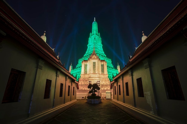 Foto global greening program 2021 zur feier des nationalfeiertages von irland, wat arun tempel, am chao phraya fluss in bangkok, thailand.