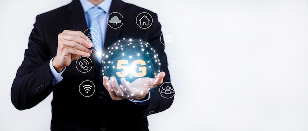 Globale Netzwerkverbindung 5G zur Hand GeschäftsmannGlobale Netzwerkverbindung 5G mit Icon-Konzept Technologie Netzwerk drahtlose Systeme und Internet der Dinge Neue Technologien, die in Zukunft auftauchen