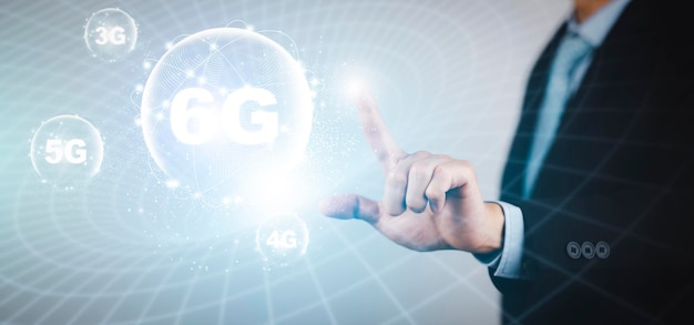 Globale Netzwerkverbindung 6G zur Hand FrauGlobale Netzwerkverbindung 6G mit Icon-Konzept Technologie Netzwerk drahtlose Systeme und Internet der Dinge neue Technologien, die in der Zukunft auftauchen