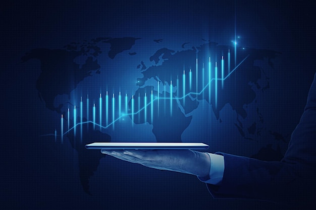 Globales Investitions- und Börsenwachstumskonzept mit digitalem Finanzdiagramm, das den Kerzenhalter auf Weltkartenhintergrund anhebt, projiziert von einem digitalen Tablet auf der Hand des Menschen