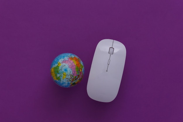 Globales Netzwerk. PC-Maus und Globus auf lila Hintergrund. Online-Geschäft, Einkaufen. Ansicht von oben