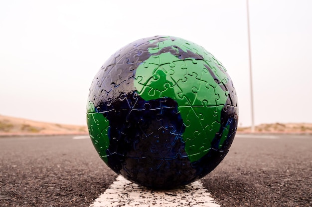 Globe Earth en una calle de asfalto