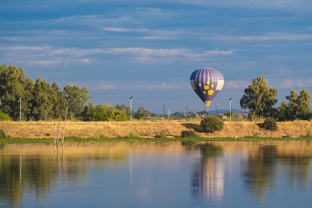 Globo aerostático aterrizando en el horizonte