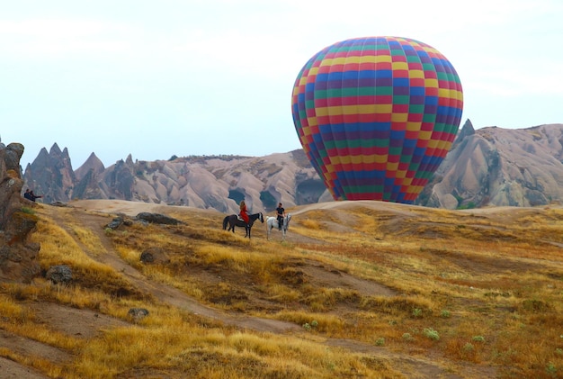 Globo aerostático y caballos en Camboya