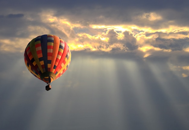 Globo aerostático en el cielo del atardecer