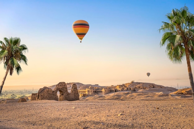 Globo aerostático en el desierto