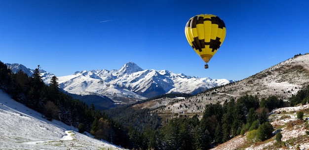 Globo aerostático con pic du midi de bigorre pirineos