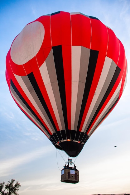 Globo aerostático rayado en el cielo