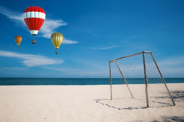 Globo aerostático rojo con fondo de playa