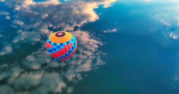 Globo aerostático sobre el mar azul Vista desde arriba