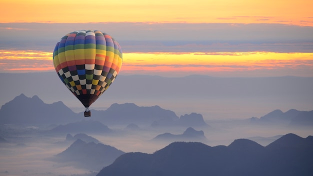 Foto globo aerostático sobre el mar de niebla.