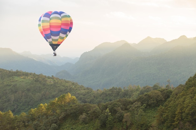 Globo aerostático sobre la montaña